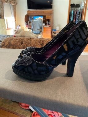 Poetic License Black/Blue Print Heels Size 38.5 EU/8 US Open Toe Rhinestone Bow